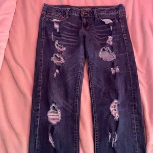 Low waisted ripped jeans